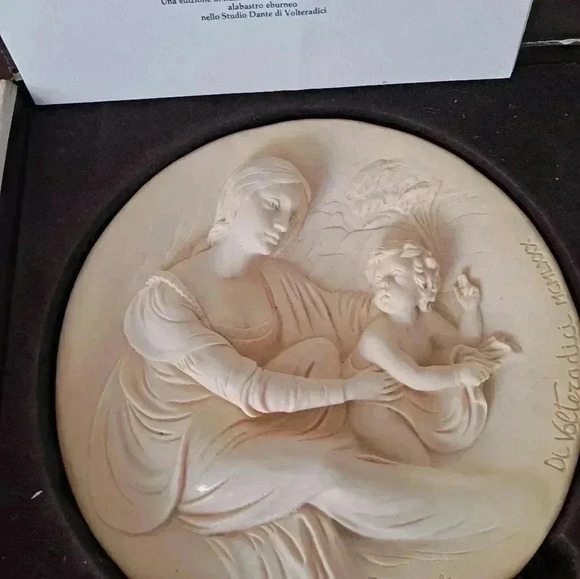 Madonna Beata Hand Carved Plate 1980 EUC with box and paperwork - Picture 2 of 6